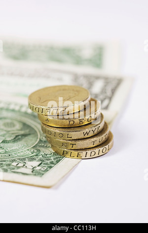 Der amerikanische Dollar und UK Pfund Münzen auf einem weißen Hintergrund. Stockfoto