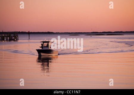 Ein Bootsfahrer auf Shem Creek in Mount Pleasant, SC Stockfoto