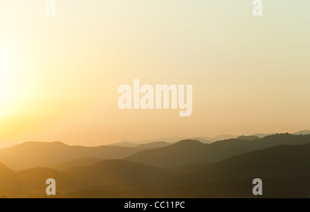 Sonnenuntergang hinter den Bergen mit goldener Farbe Stockfoto