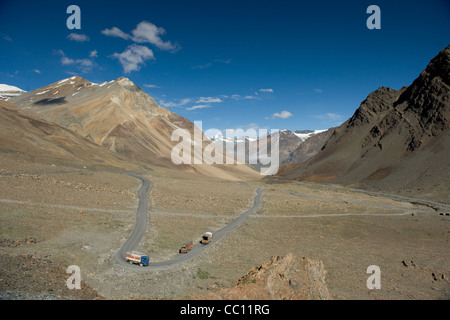 LKW auf der Durchreise eine schroffe Tal an der Manali-Leh Highway, Himachal Pradesh, Indien Stockfoto