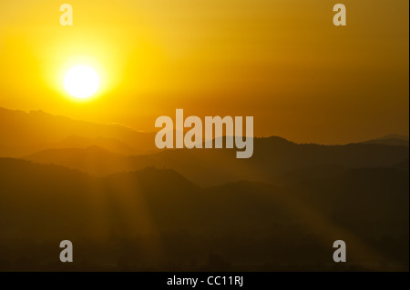 Sonnenuntergang hinter den Bergen mit goldener Farbe Stockfoto