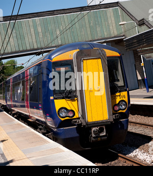 Personenzug in First Capital Connect Lackierung an einem Bahnhof Bahnsteig in England wartet. Stockfoto