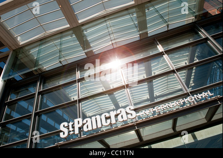 Glas-Fassade des Eingangs zum St Pancras International Railway Station, London, England. Stockfoto