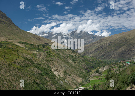 Dorf von Lapchang in einem fruchtbaren Tal mit schneebedeckten Berggipfeln hinter Manali-Leh Highway, Himachal Pradesh, Indien Stockfoto