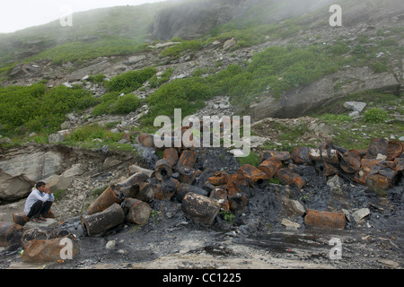 Mann von Hausbesetzungen ausgebrannt Fässer am Rohtang Pass, auf dem Manali-Leh-Highway, Himachal Pradesh, Indien Stockfoto