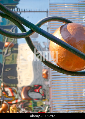 Metall-Skulptur Samenkapseln von Joshua Wambaugh spiegelt sich in der metallische Seite des Semi. Diese Skulptur wurde außerhalb der BOB Stockfoto