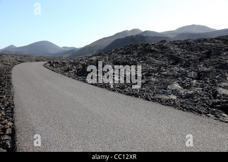 Straße durch ein Lavafeld Montanas del Fuego auf der Kanarischen Insel Lanzarote Stockfoto