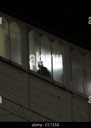 Fußgänger im Railway Station Tunneldurchfahrt nachts in Großbritannien uk Stockfoto