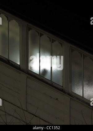 Fußgänger im Railway Station Tunneldurchfahrt nachts in Großbritannien uk Stockfoto