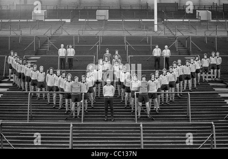 Das 1974 Wolverhampton Wanderers Football Team stehen in W-Bildung am Südufer bei Molineux Stockfoto