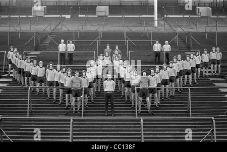 Das 1974 Wolverhampton Wanderers Football Team stehen in W-Bildung am Südufer bei Molineux Stockfoto