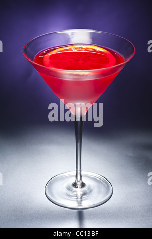 Negroni cocktail vor farbigem Hintergrund Stockfoto