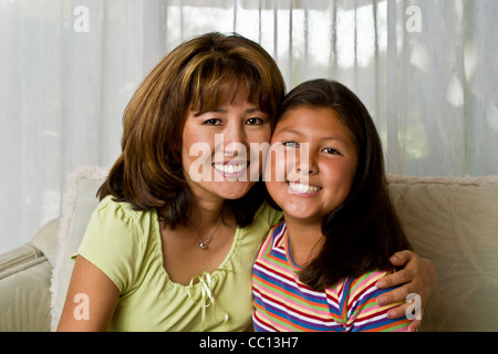 Portrait koreanischen Mutter und Jugendliche 10-11 Jahre alten koreanischen/Kaukasisch Tochter Wange an Wange. Herr © Myrleen Pearson Stockfoto
