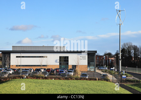 Washington-Gesundheitszentrum mit vertikaler Achse Wind Turbine, Nord-Ost-England, UK Stockfoto