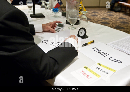 Ältere Anglo männlich, den Überblick über Zeit für jeden Kandidaten, während politische Kandidaten-Debatte in Houston, Texas zu sprechen Stockfoto