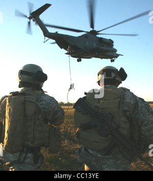 Green Berets üben 'Fast-Roping' vom Schwanz eines MH-53 Pave Low Hubschraubers Okt. 23 auf Hurlburt Field, Florida, in Vorbereitung auf die Übung Emerald Warrior. Stockfoto