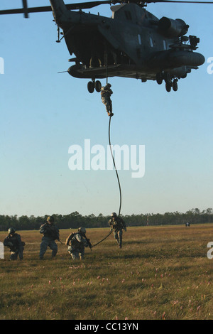 Green Berets üben 'Fast-Roping' vom Schwanz eines Air Force MH-53 Pave Low Helicopter Okt. 23 auf Hurlburt Field, Florida, in Vorbereitung auf die Übung Emerald Warrior. Stockfoto