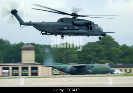 HURLBURT FIELD, Fla. -- ein MH-53 Pave Low Hubschrauber hebt ab, während ein MC-130H Talon II Taxis im Hintergrund bekämpft. Die Flugzeuge werden wegen Hurrikan Ivan nach Fort Campbell, Ky. Evakuiert. Stockfoto