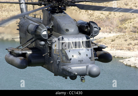 KIRTLAND AIR FORCEBASE, N.M. -- EIN 58. Special Operations Wing, 551. Special Operations Squadron, MH-53J Pave Low IIIE fliegt eine Trainingsmission. Der Schwerlasthubschrauber MH-53J Pave Low III ist der größte, leistungsfähigste und technologisch fortschrittlichste Hubschrauber im Luftwaffenbestand. Das Terrain-following- und Terrain-avoidance-Radar, der vorausschauende Infrarotsensor, das Trägheitsnavigationssystem mit globalem Positionierungssystem sowie eine projizierte Kartenanzeige ermöglichen es der Crew, Geländekonturen zu folgen und Hindernissen auszuweichen, was eine Eindringung auf niedriger Ebene ermöglicht. Stockfoto