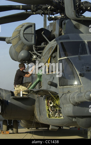 OPERATION ENDURING FREEDOM (AFIE) -- Airman 1st Class ìJoshua,î ein MH-53J Pave Low III Helikopter-Crew-Chef vom 16. Special Operations Wing auf dem Hurlburt Field, Florida, reinigt das Äußere eines Flugzeugs an einem Einsatzort der Operation Enduring Freedom. Der MH-53 ist der größte, leistungsstärkste und technologisch fortschrittlichste Hubschrauber im Luftwaffenbestand Stockfoto