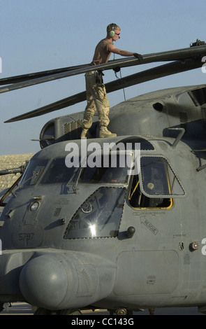 OPERATION ENDURING FREEDOM (AFIE) -- Staff Sgt. Michael Tillman, Hydraulikspezialist vom 16. Special Operations Wing im Hurlburt Field, Florida, prüft das Faltsystem an einem MH-53J Pave Low III Hubschrauber an einem Einsatzort von Enduring Freedom. Stockfoto