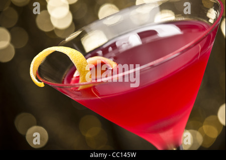 Cosmopolitan Cocktail mit Zitrone garniert Stockfoto