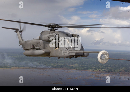 Ein MH-53M 'Pave Low IV' Hubschrauber, der dem 21. Special Operations Squadron, RAF Mildenhall, zugewiesen wurde, fliegt über das überflutete Zentralmosambik in der Nähe der Stadt Chibuto, während er aus einem MC-130P 'Shadow' des 67. Special Operations Squadron, RAF Mildenhall, tankt. Die MH-53M Pave Tiefs werden von der Air Force Base Hoedspruit in Südafrika aus eingesetzt, wo sie zur Unterstützung der Operation Atlas Response eingesetzt werden. Die Operation ATLAS Response ist eine multinationale humanitäre Hilfsmission, die Vertriebenen in Zentral- und Südmosambik hilft, die von den jüngsten Überschwemmungen verwüstet wurden. Stockfoto