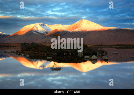 Schneebedeckte schwarz montieren auf Rannoch Moor, Highland Region, Schottland Stockfoto