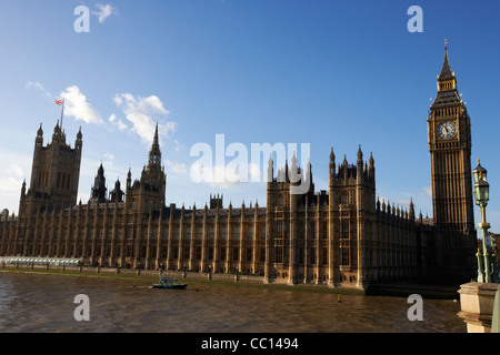 Fluss Themse Polizei Security Boot Palast von Westminster Häuser des Parlaments Gebäude London England UK-Vereinigtes Königreich Stockfoto