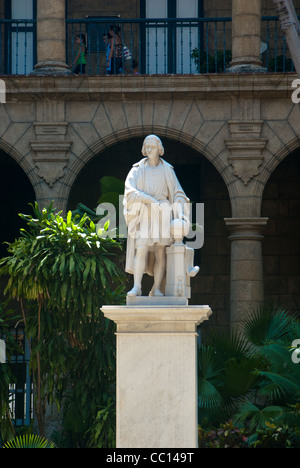 Statue von Christoph Kolumbus im Innenhof. Palacio de Los Capitanes Generales, jetzt das Museo De La Ciudad. Museum der Stadt. Stockfoto