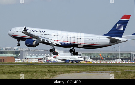 US Airways Airbus A330-300 (N278AY) landet am Flughafen London Heathrow, England. Stockfoto