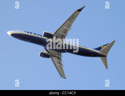Ryanair Boeing 737-800 (EI-DLY) startet vom Flughafen Birmingham, England. Stockfoto