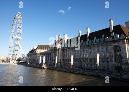Auge und County Hall in London gesehen aus Westminster Brücke Southbank London England UK-Vereinigtes Königreich Stockfoto