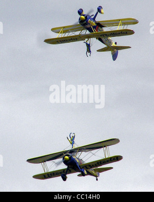 Völlig Butterly Flügel-walking Display Team bei einer Air show im Kemble Flugplatz in Südengland. Stockfoto