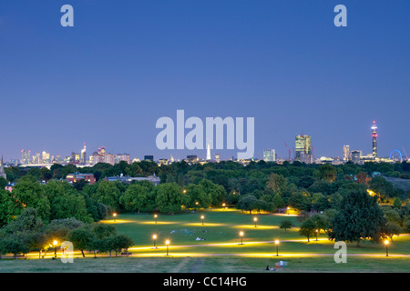 Abenddämmerung Blick auf die Skyline von London von Primrose Hill zeigt der BT Tower und das London Eye. Stockfoto