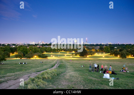 Abenddämmerung Blick auf die Skyline von London von Primrose Hill Park an einem Sommerabend. Stockfoto