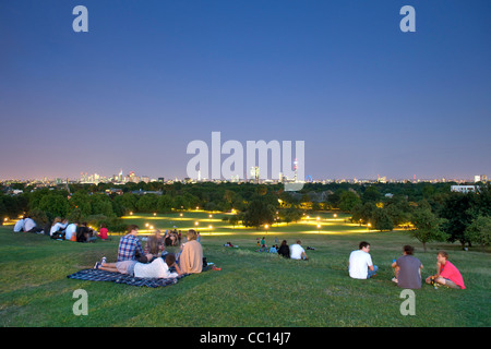 Abenddämmerung Blick auf die Skyline von London von Primrose Hill Park an einem Sommerabend. Stockfoto