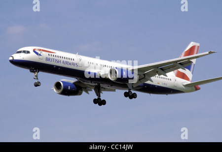 British Airways Boeing 757-200 (G-BPEE) landet am Flughafen London Heathrow, England. Stockfoto