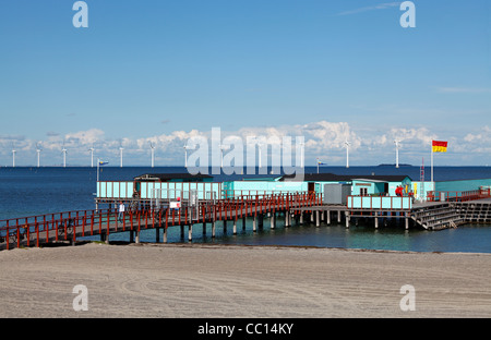 Helgoland öffentliche Bäder am Strand der Insel Amager, Teil von Kopenhagen, an einem Sommertag. Der Windturbinenpark Middelgrunden im Sound Øresund. Stockfoto