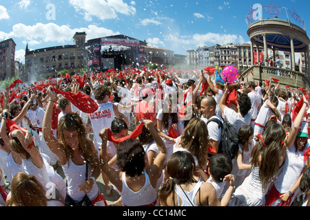 Menschenmassen bei der Eröffnungsfeier des jährlichen Festivals von San Fermin (aka das laufen der Stiere) in Pamplona, Spanien. Stockfoto