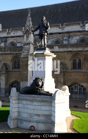 Statue von Oliver Cromwell außerhalb der Palast von Westminster-Häuser des Parlaments Gebäude London England UK-Vereinigtes Königreich Stockfoto