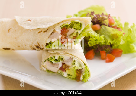 Zwei Thunfisch schmelzen wickeln auf einem weißen Teller Stockfoto