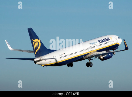 Ryanair Boeing 737-800 (EI-CSV), gekennzeichnet von Nyköping, startet vom Flughafen London Luton, England. Stockfoto