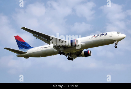 Delta Airlines Boeing 767-300ER (N1611B) landet am Flughafen London Heathrow, England. Stockfoto