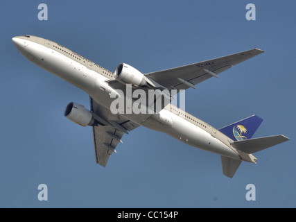 Saudi Arabian Airlines Boeing 777-200ER (HZ-AKG) dem Start vom Flughafen London Heathrow, England. Stockfoto