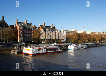 London River Kreuzfahrt Boote an der Westminster Millennium Pier auf dem Fluss Themse England UK United kingdom Stockfoto