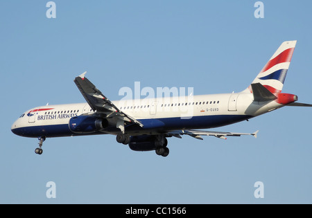 British Airways Airbus A321-200 (G-EUXD) landet am Flughafen London Heathrow, England. Stockfoto