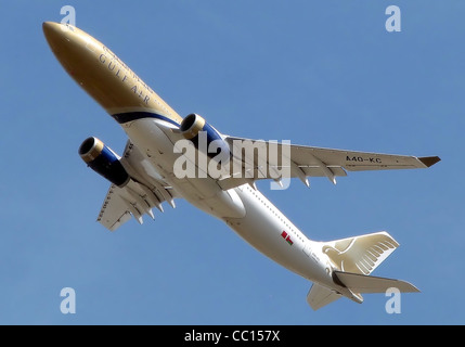 Gulf Air Airbus A330-200 (A40-KC) dem Start vom Flughafen London Heathrow, England. Stockfoto