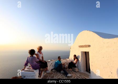 Griechenland-Kykladen-Inseln Sikinos Menschen genießen Sie den Blick von der kleinen Kapelle von ag-marina Stockfoto