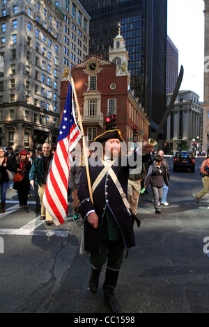 Reiseführer als amerikanischen revolutionären Soldaten verkleidet führt Touristen vor old State House in Boston, Massachusetts Oktober 2010. Stockfoto